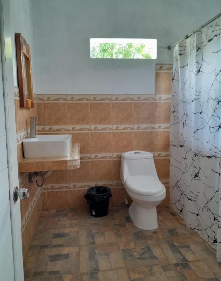 Hotel El Pez Dorado Rio Dulce Town Extérieur photo